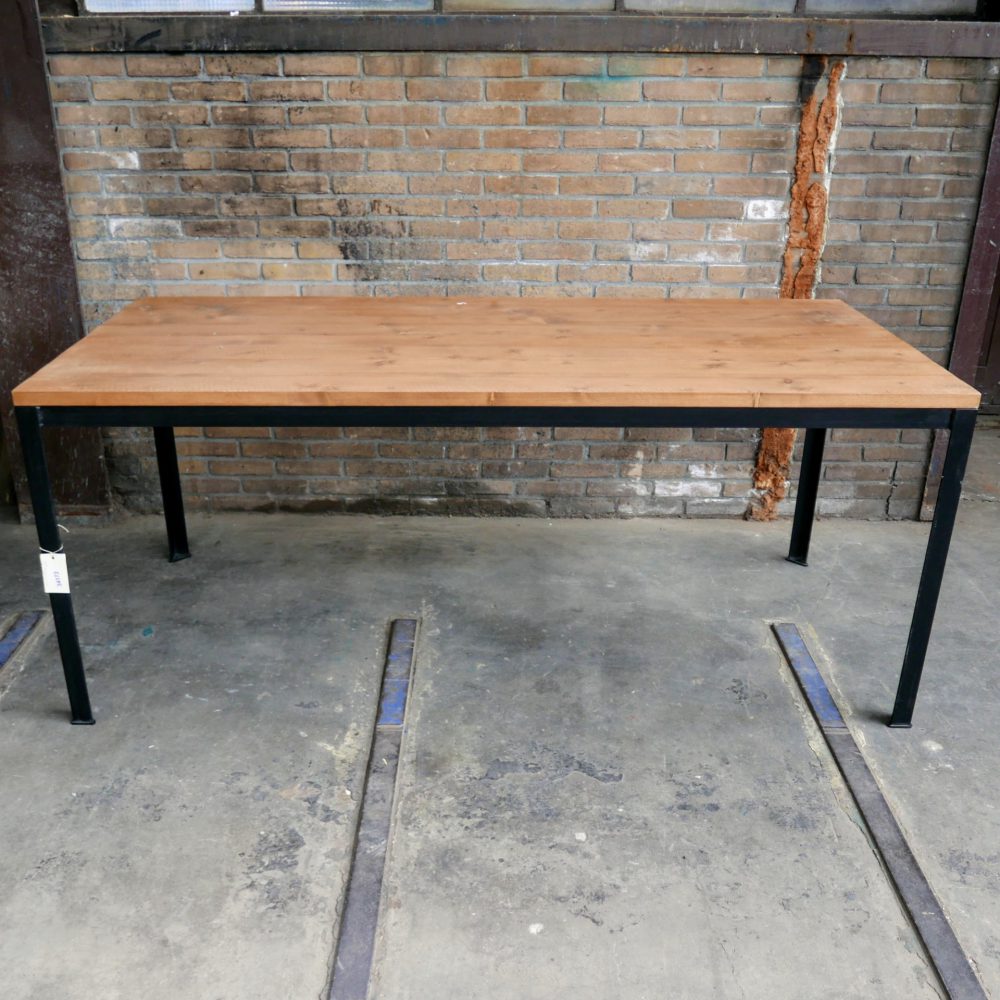 Industriële metalen tafel