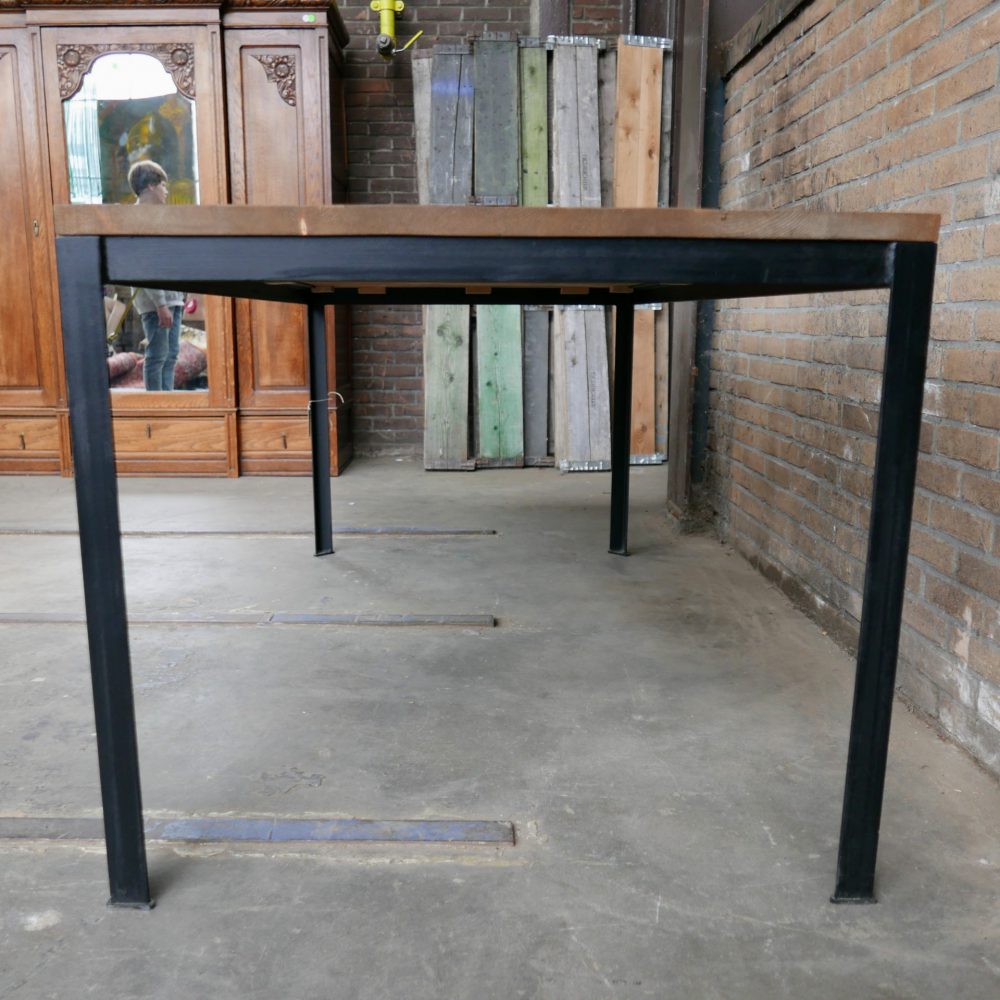 Industriële metalen tafel