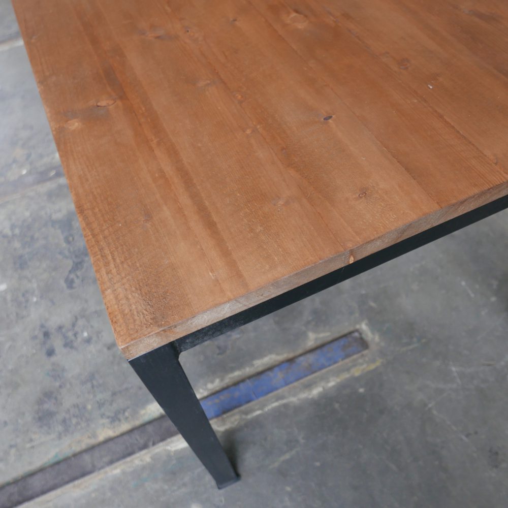 Industriële metalen tafel