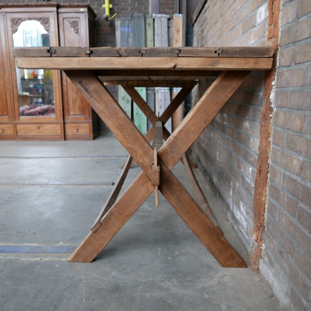 Houten kruispoot tafel