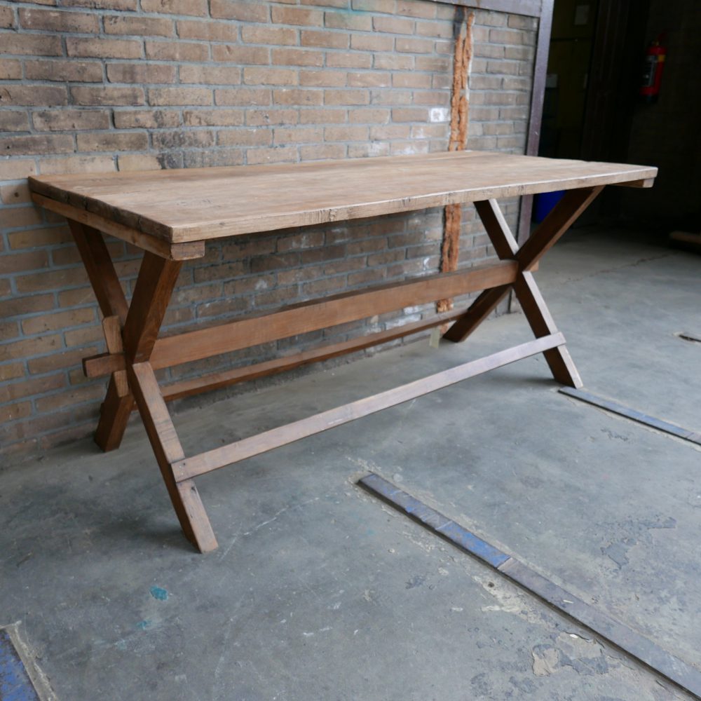 Houten kruispoot tafel