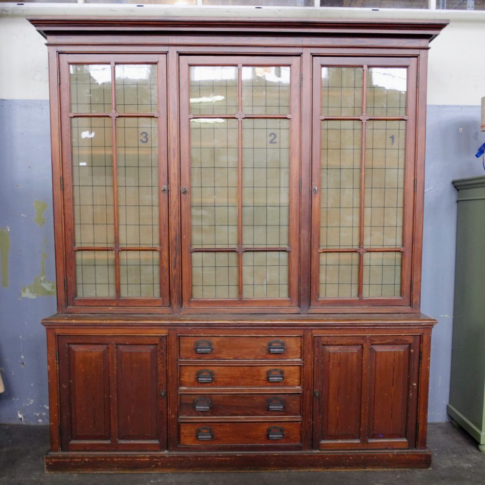 Vintage houten schoolkast