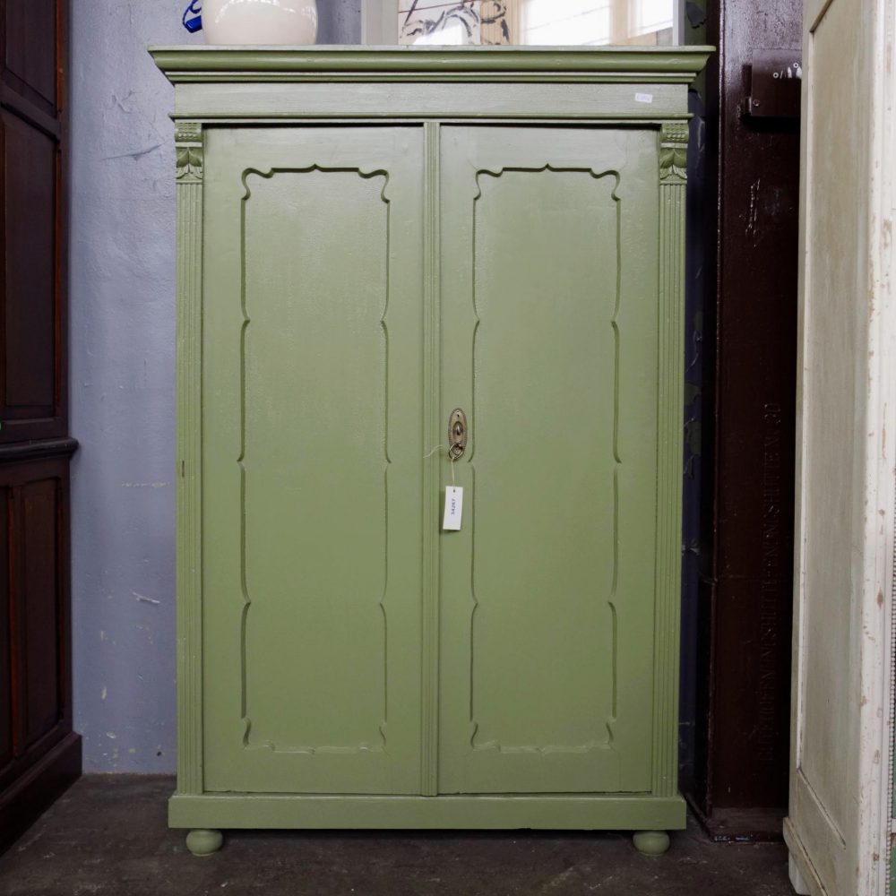 Groene houten linnenkast