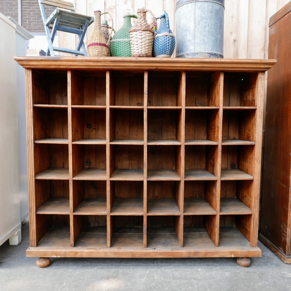 Houten vakkenkast