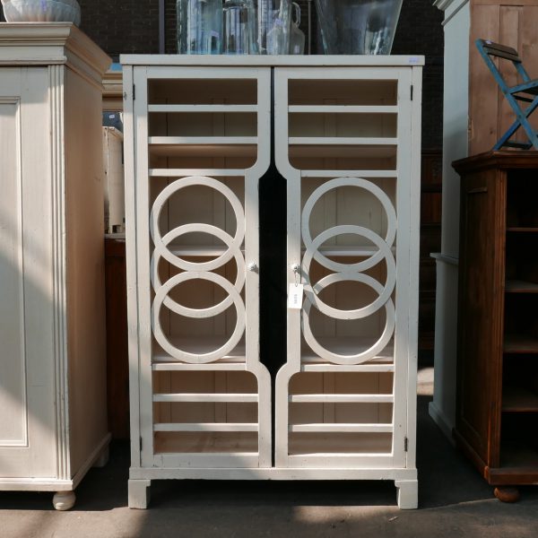 Witte houten vitrinekast