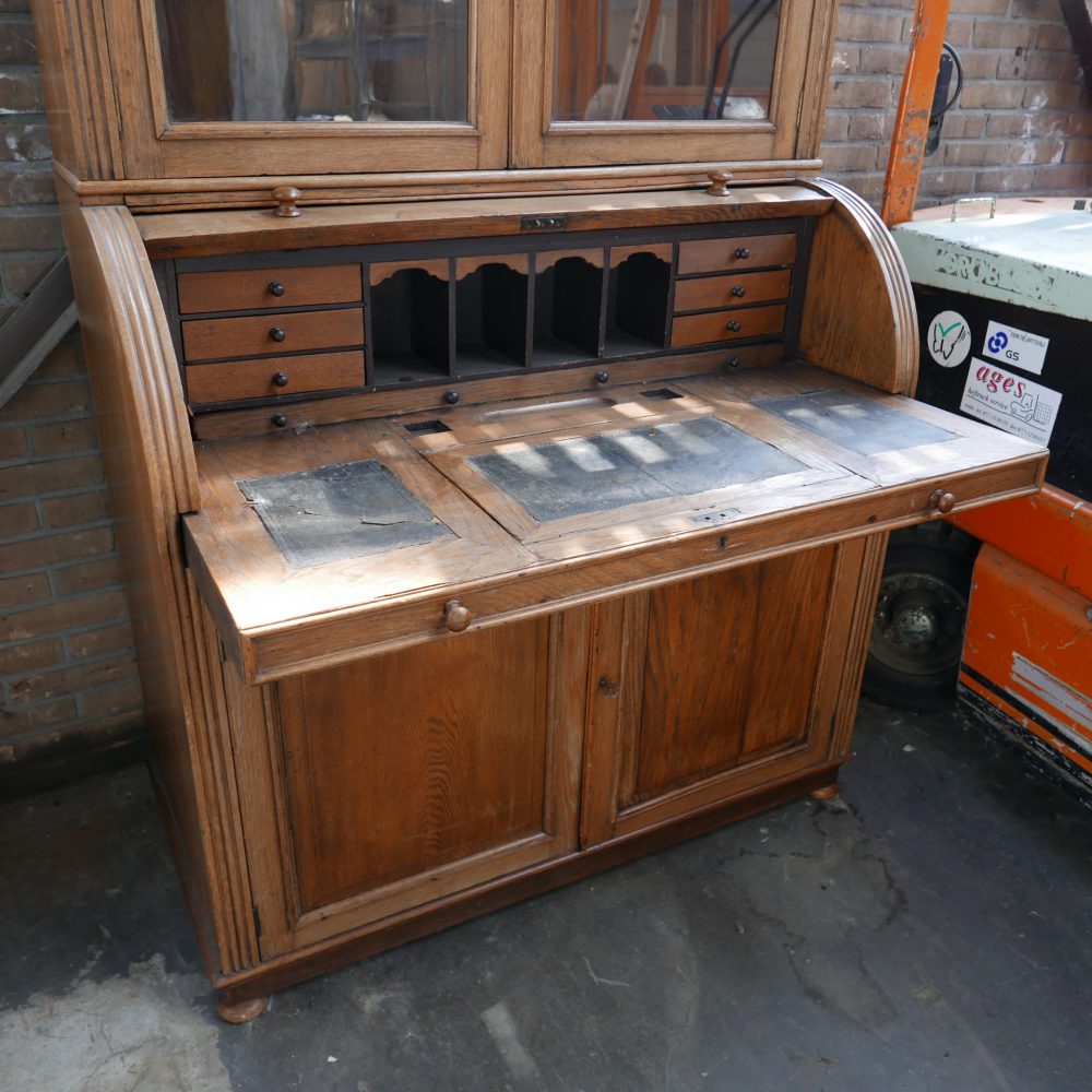 Houten secretaire met bovenkast