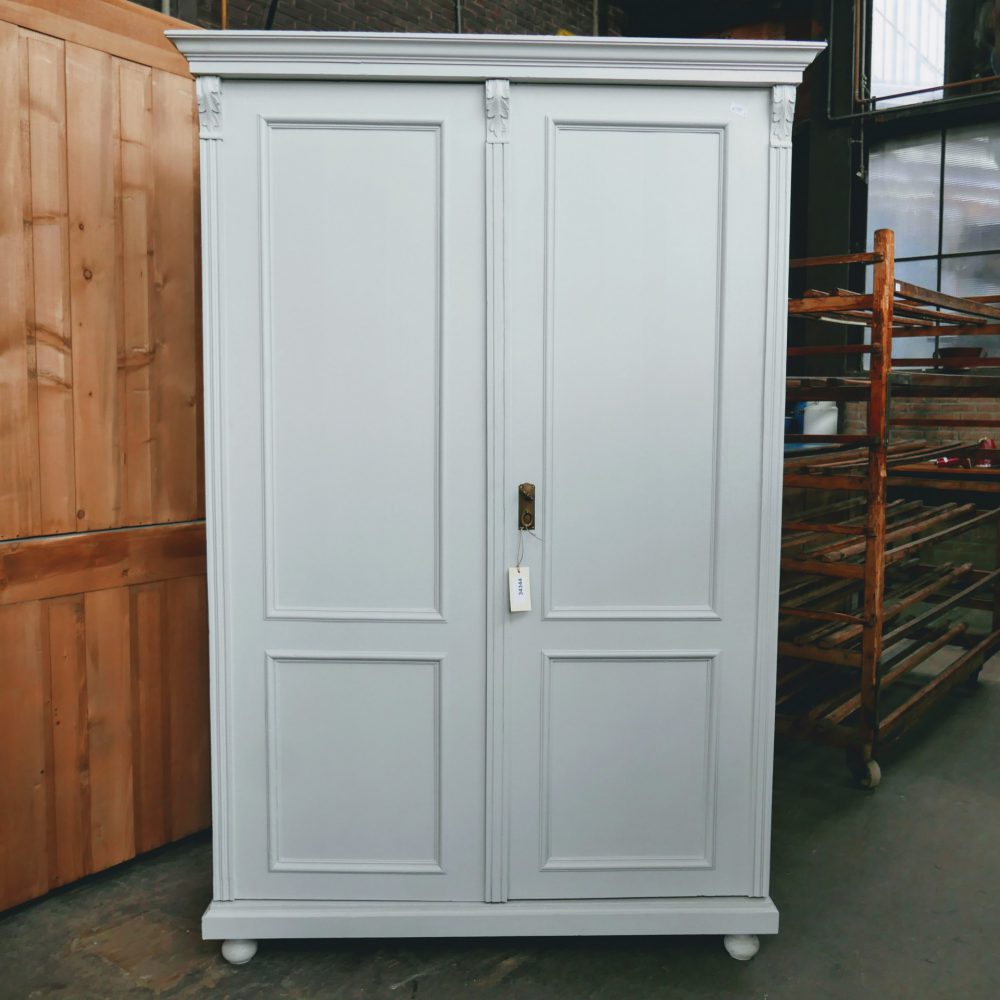 wit houten linnenkast