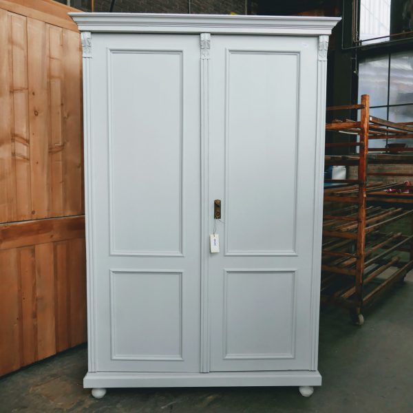 wit houten linnenkast