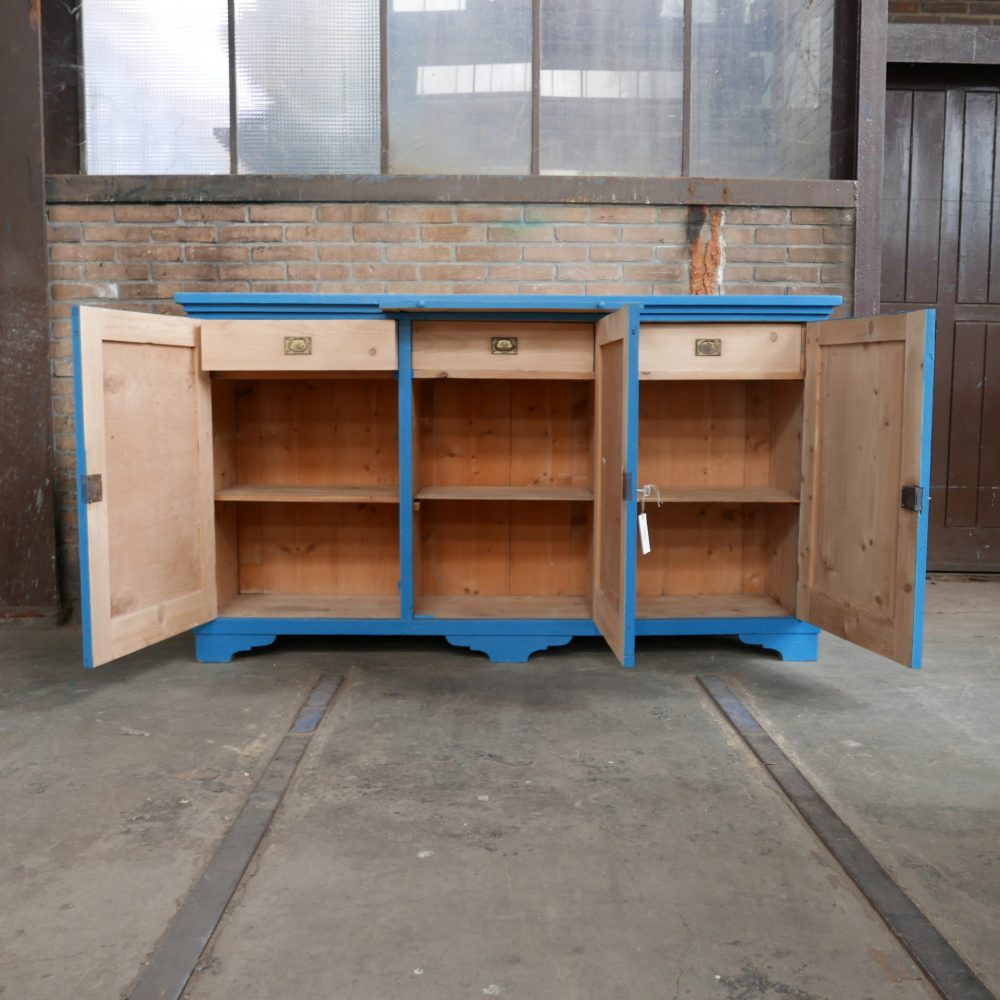 blauwe houten keukenkast of dressoir