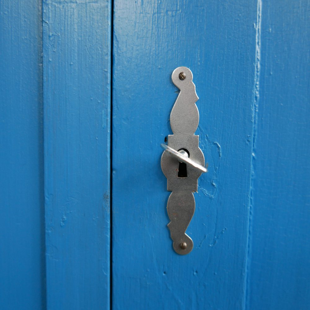 blauwe houten keukenkast of dressoir