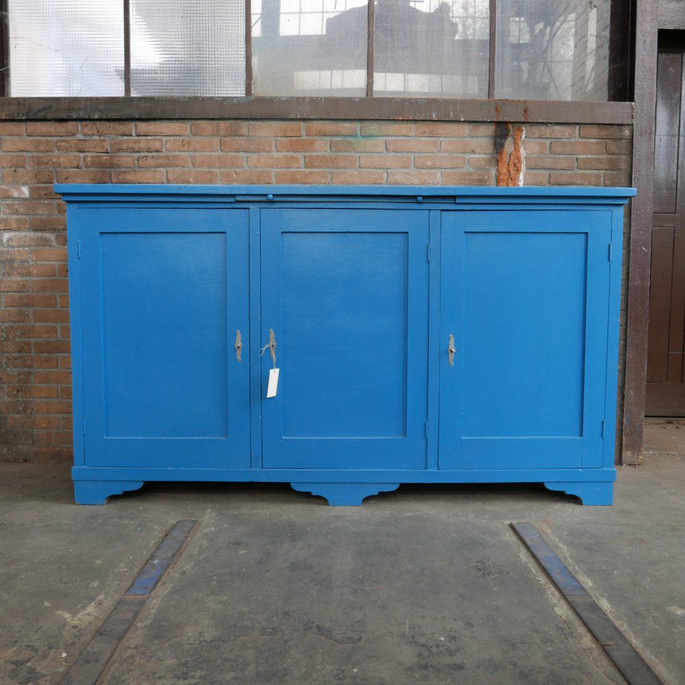 blauwe houten keukenkast of dressoir