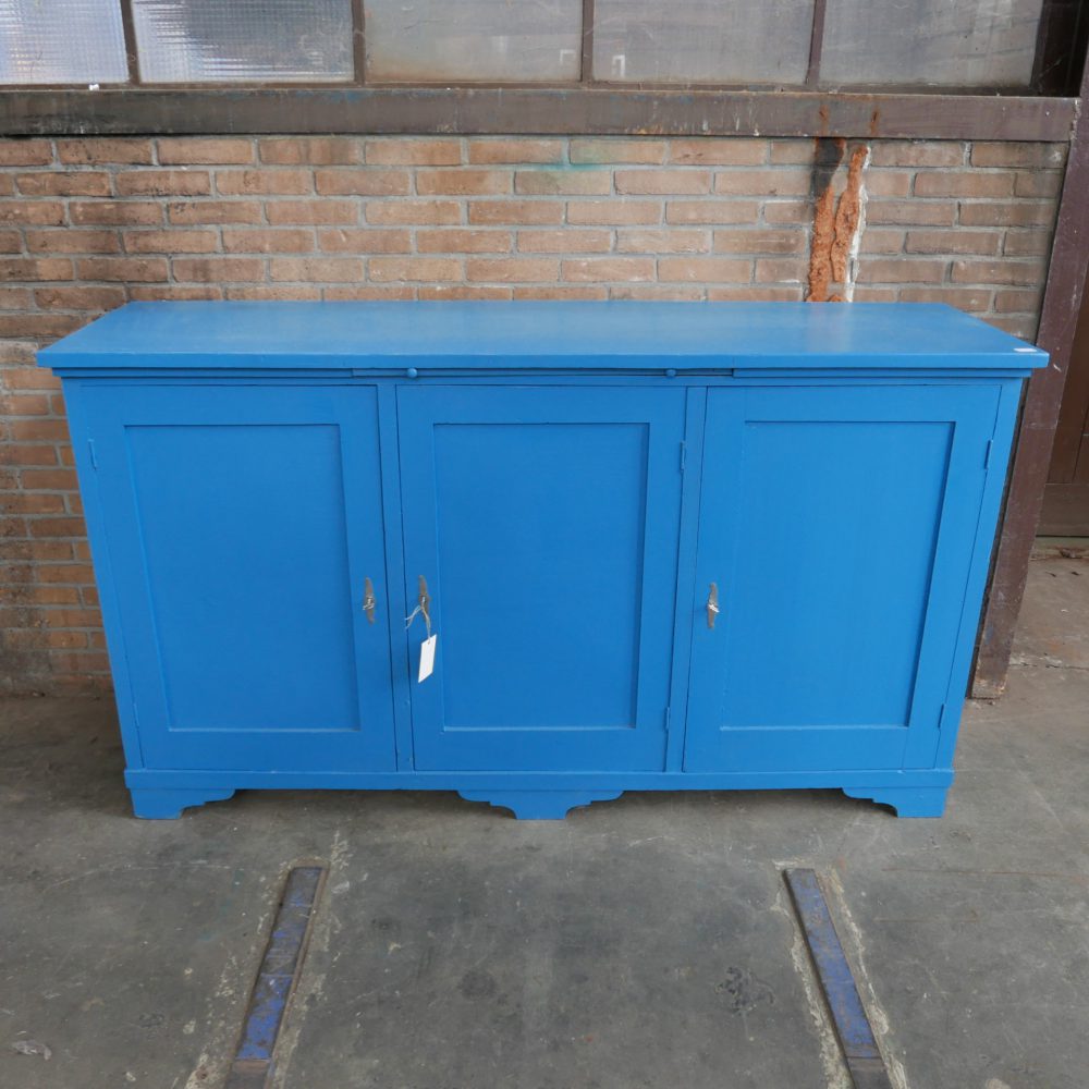 blauwe houten keukenkast of dressoir