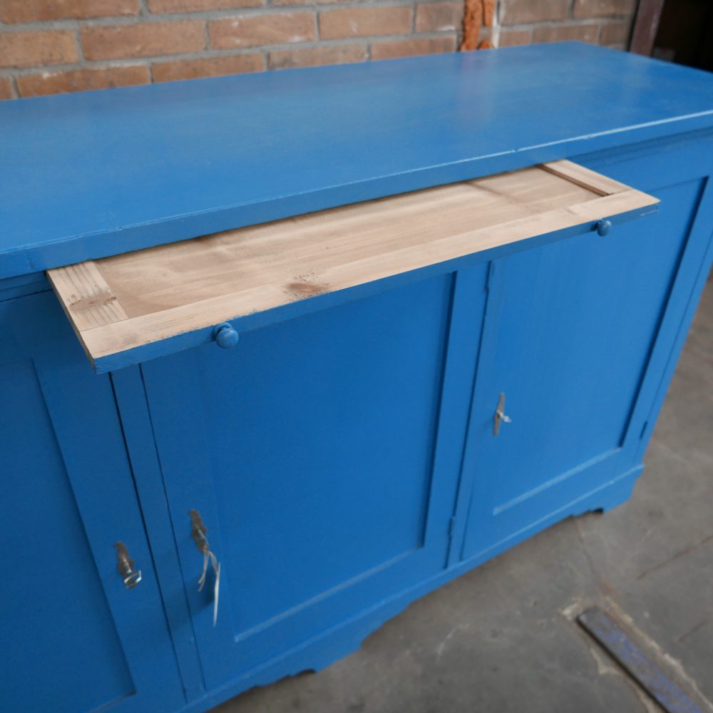 blauwe houten keukenkast of dressoir
