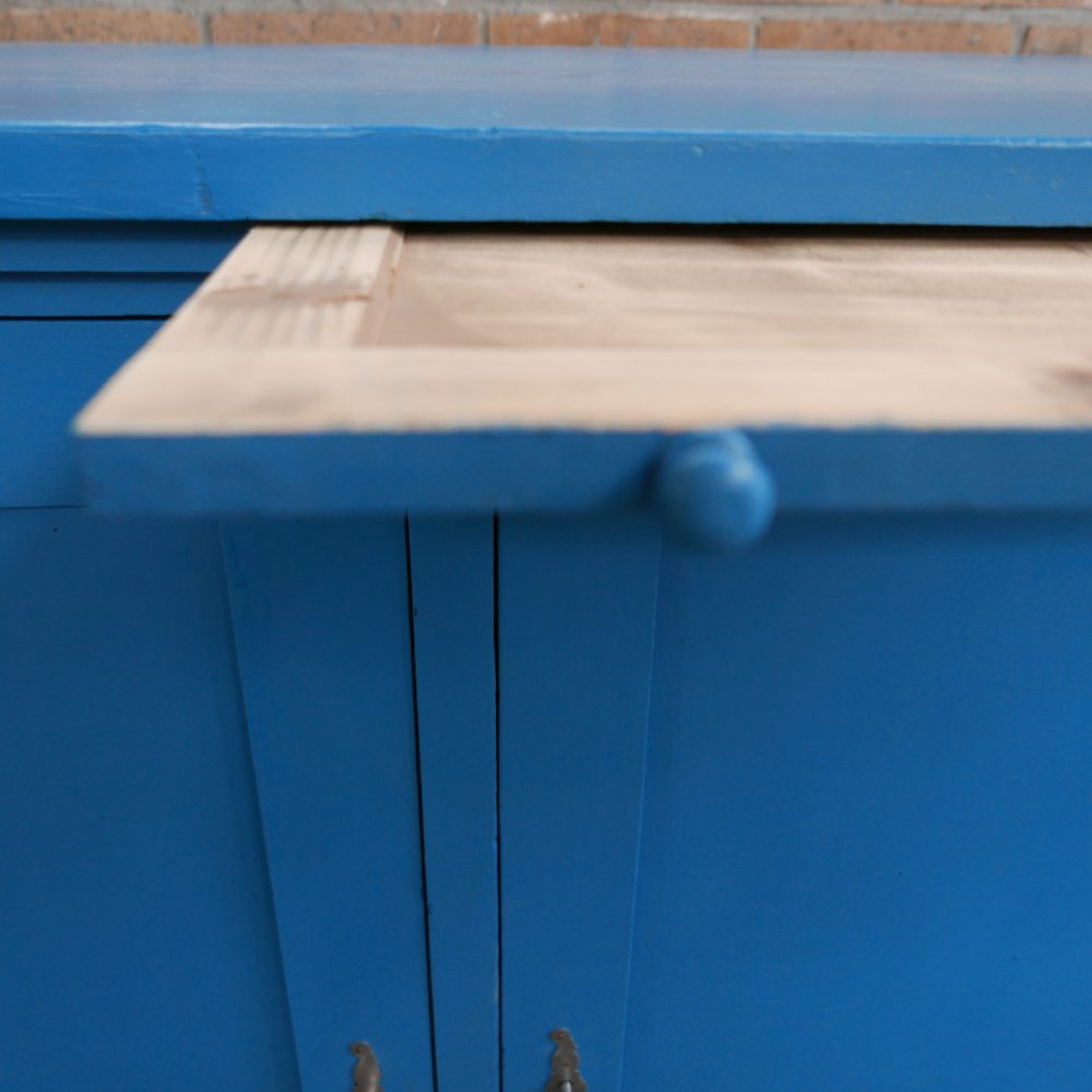 blauwe houten keukenkast of dressoir