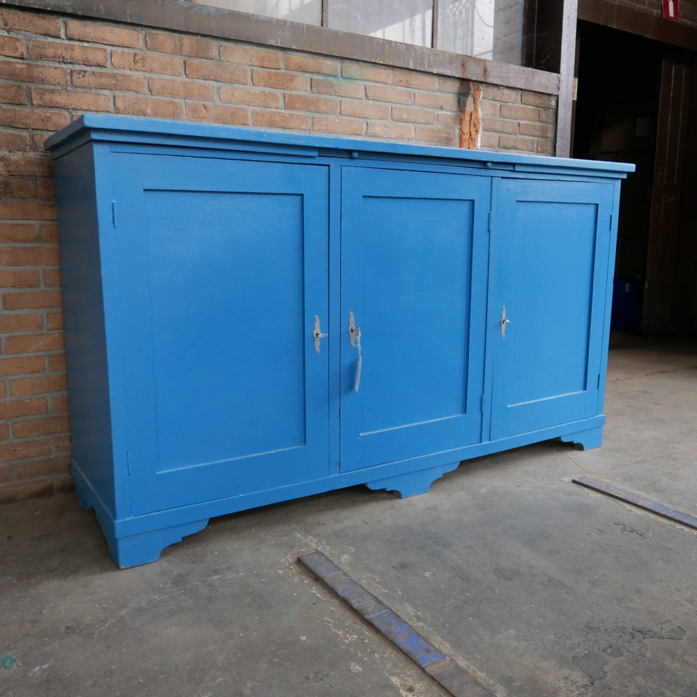 blauwe houten keukenkast of dressoir