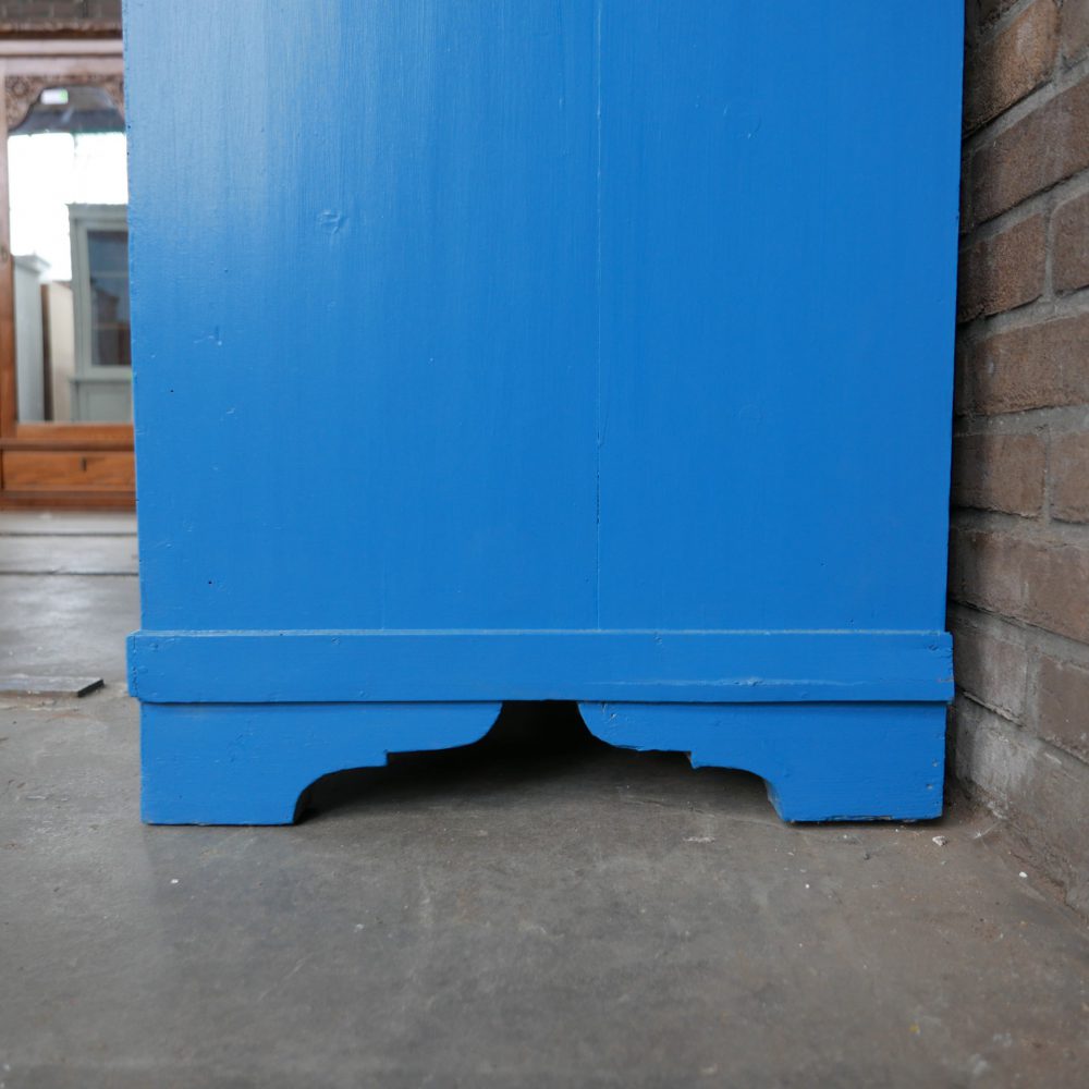 blauwe houten keukenkast of dressoir