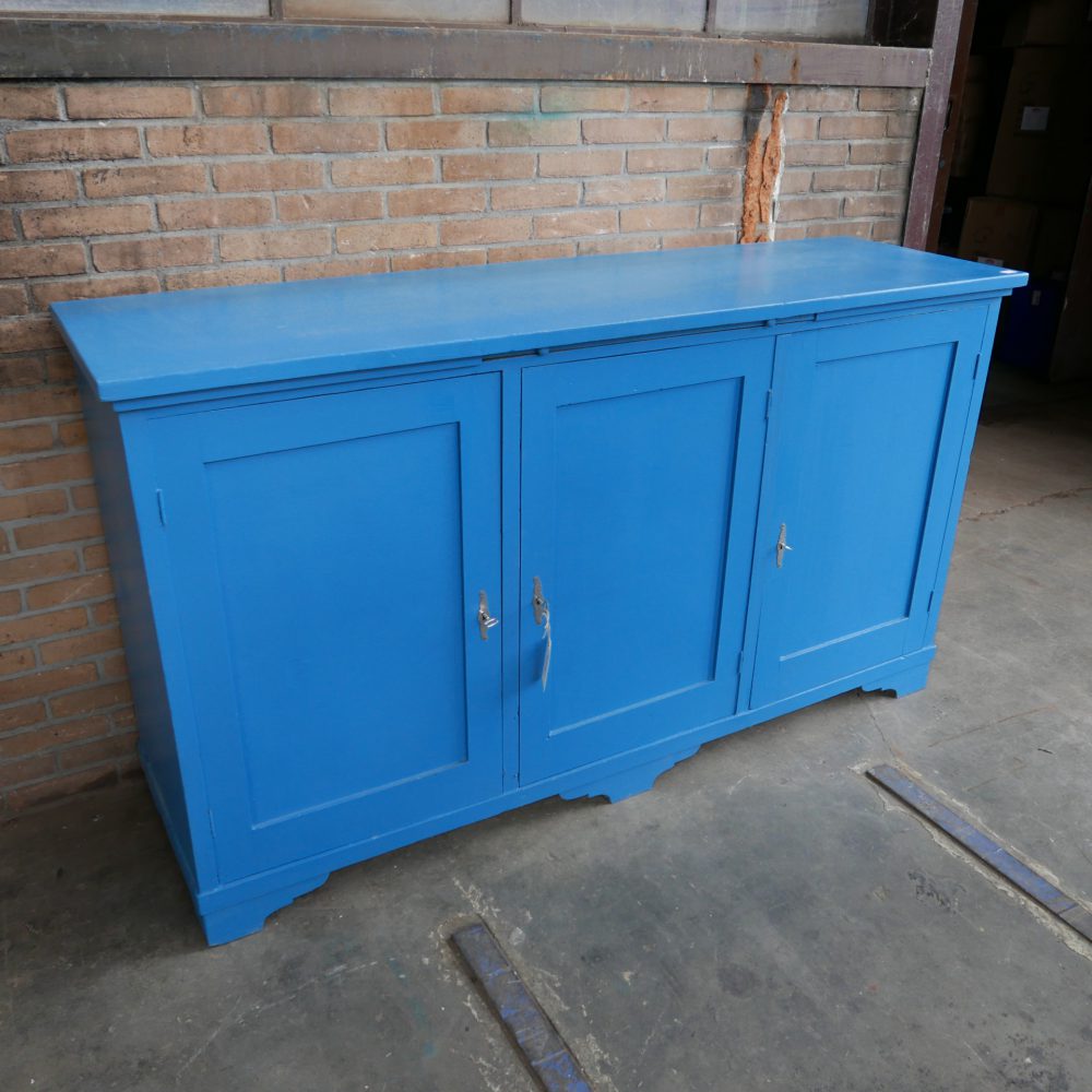 blauwe houten keukenkast of dressoir