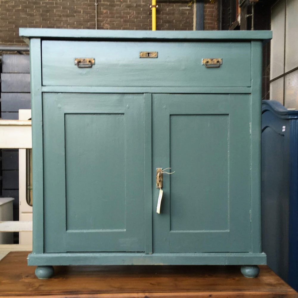 Groenblauwe commode