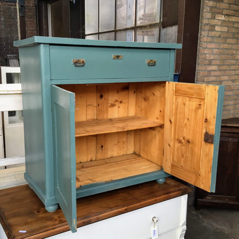 Groenblauwe commode