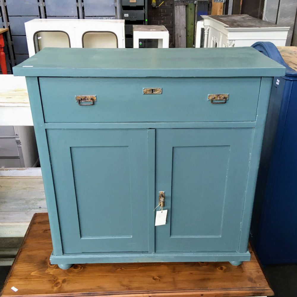 Groenblauwe commode