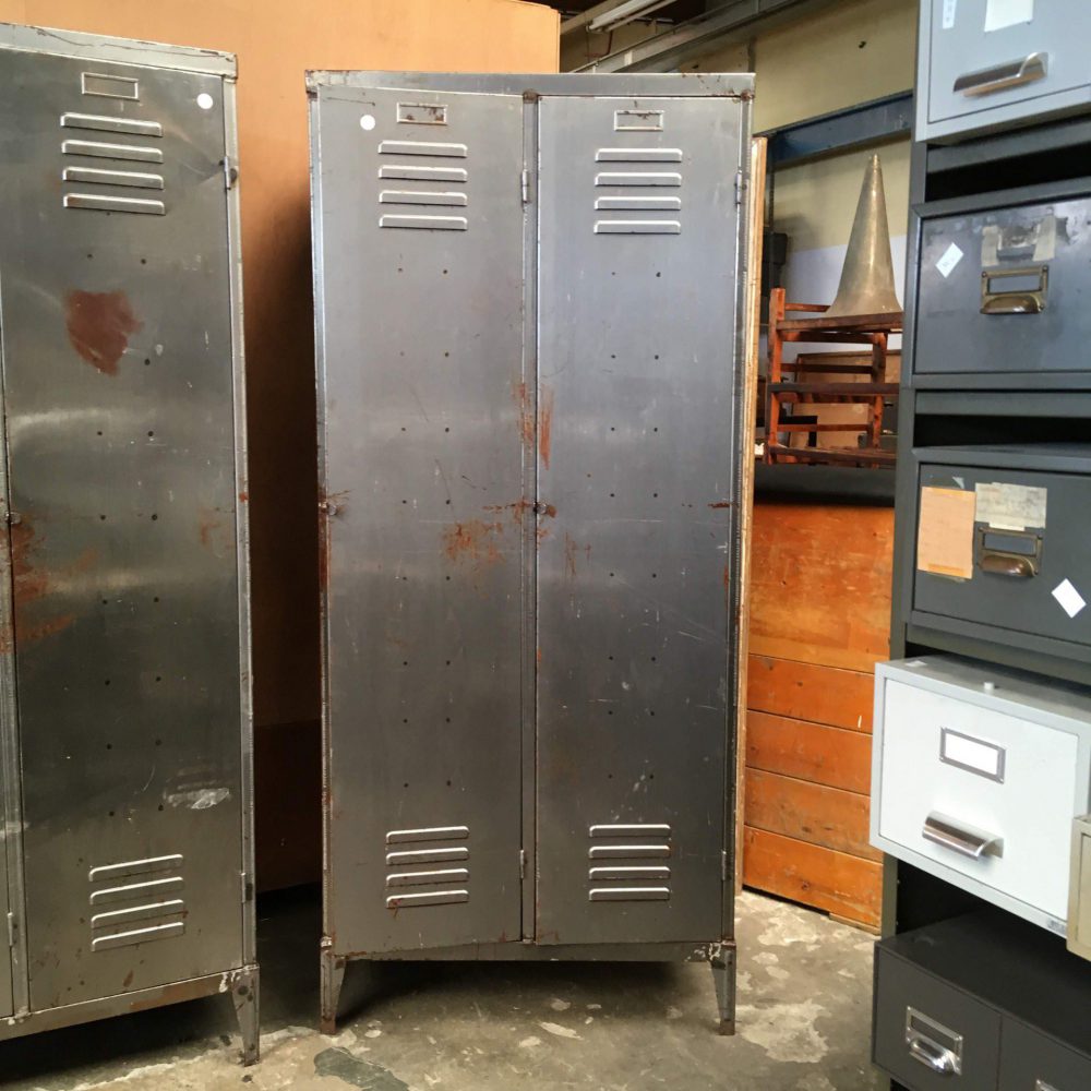 Zilveren metalen lockerkast