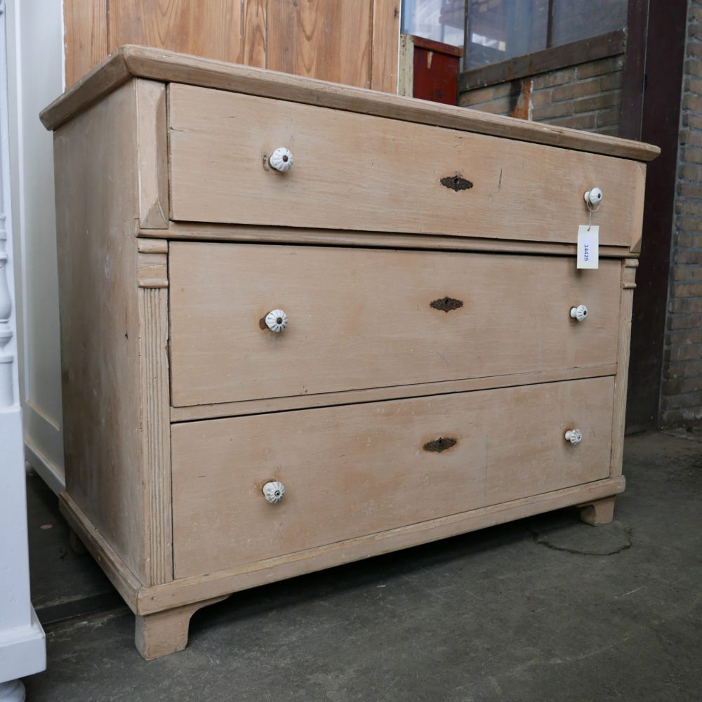 Lichtbruine commode