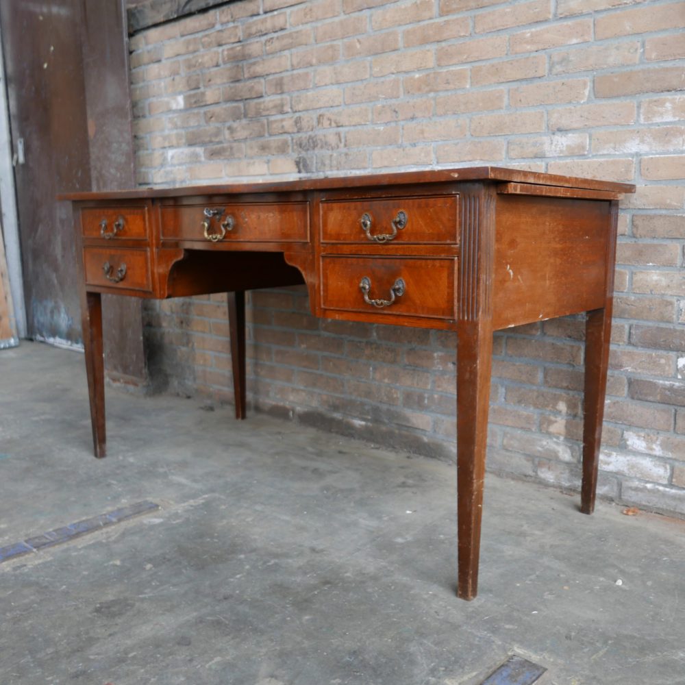 Antiek houten bureau