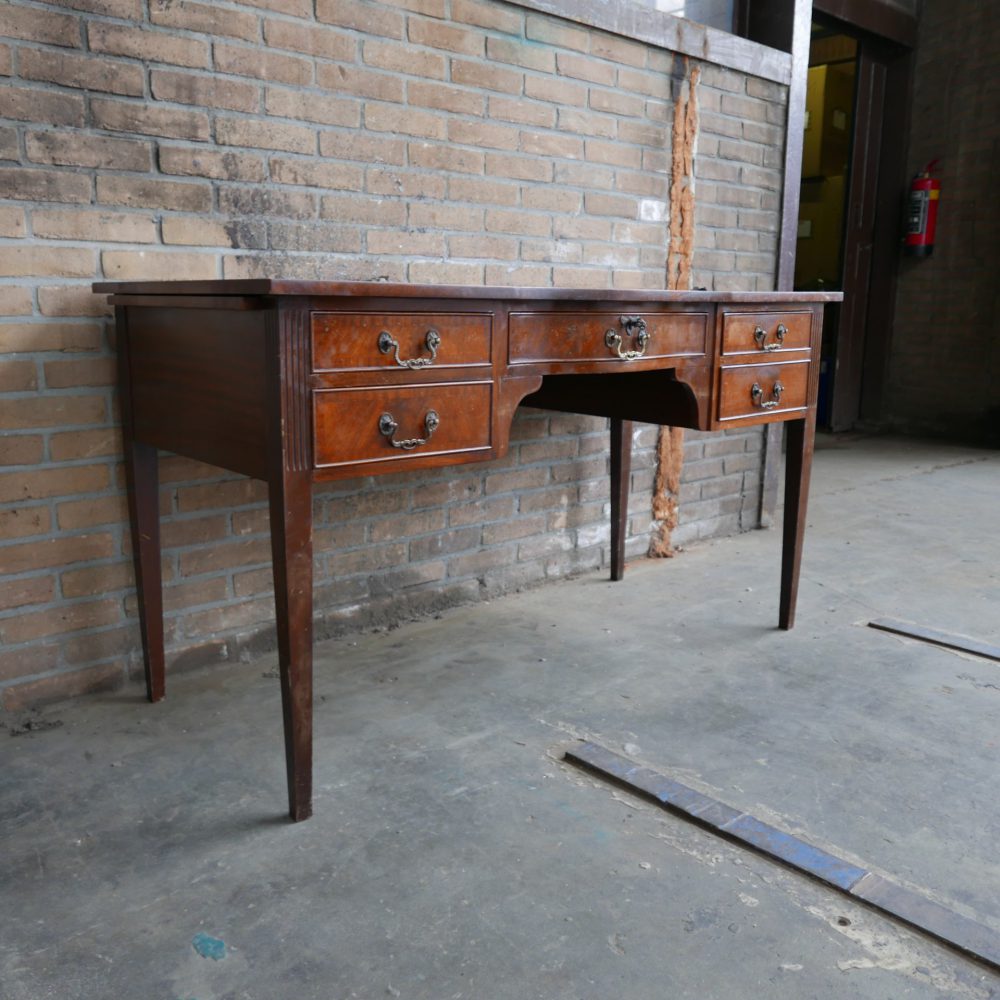 Antiek houten bureau