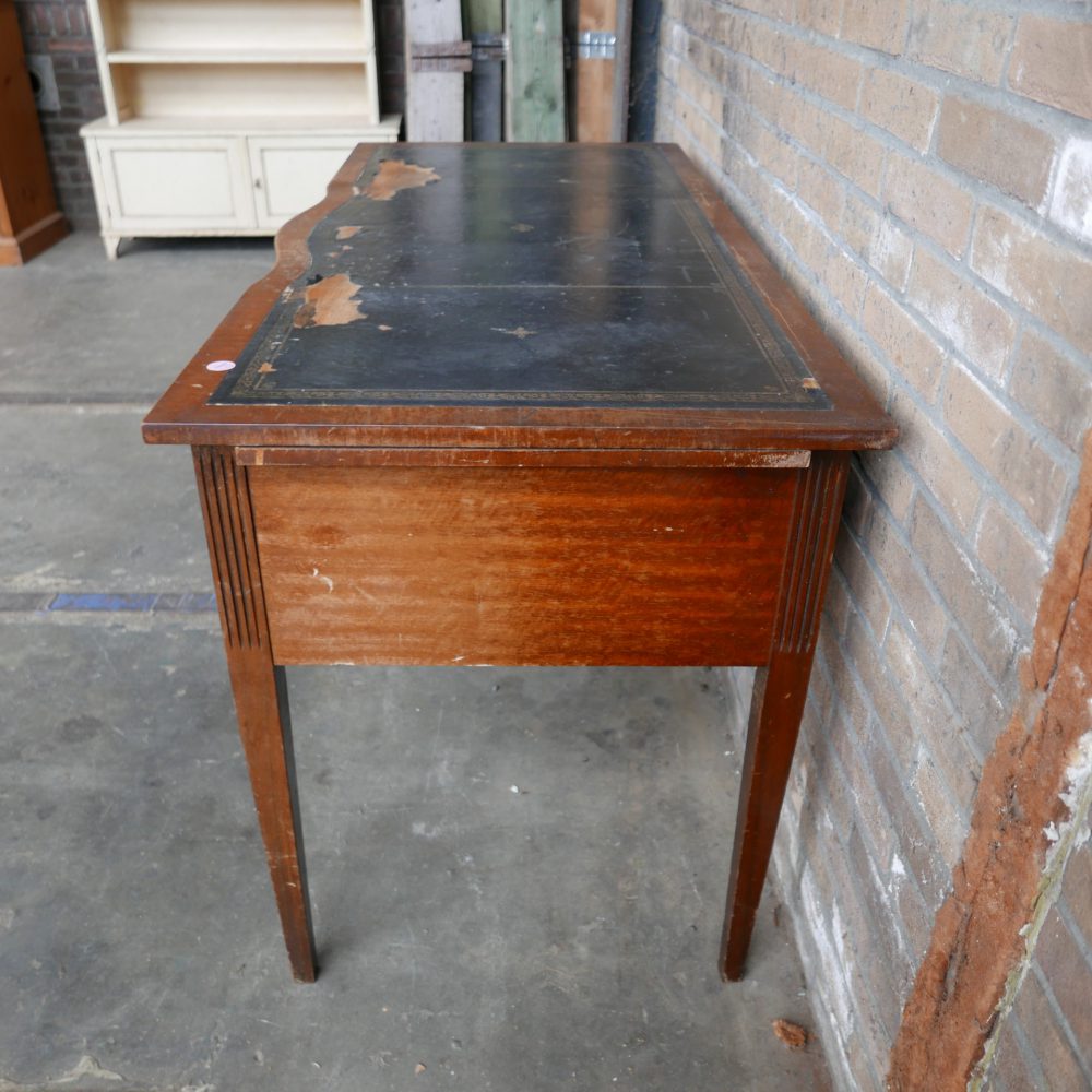 Antiek houten bureau