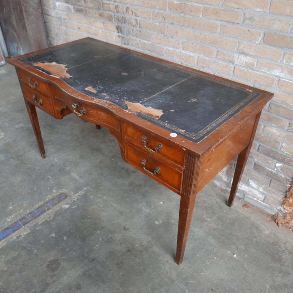 Antiek houten bureau