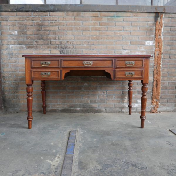 Antiek houten bureau