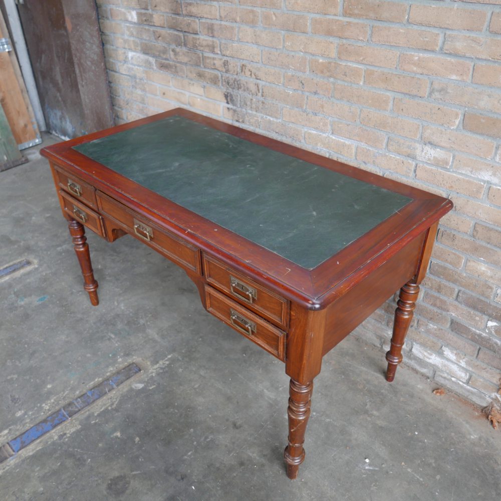 Antiek houten bureau