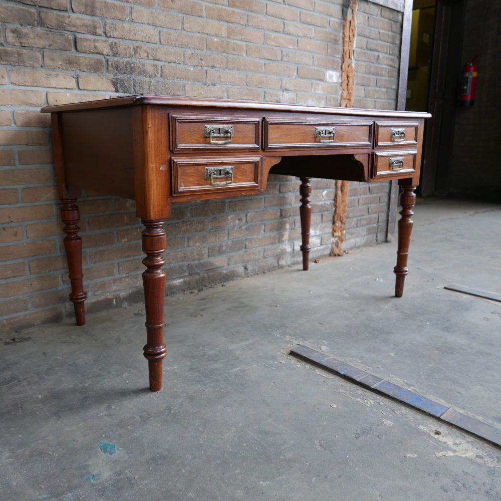 Antiek houten bureau