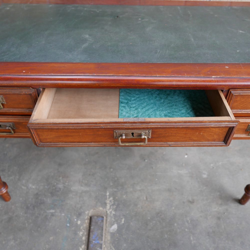 Antiek houten bureau