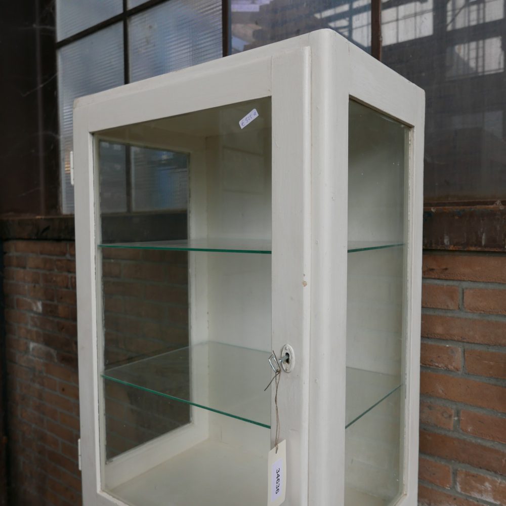 witte houten dokterskast