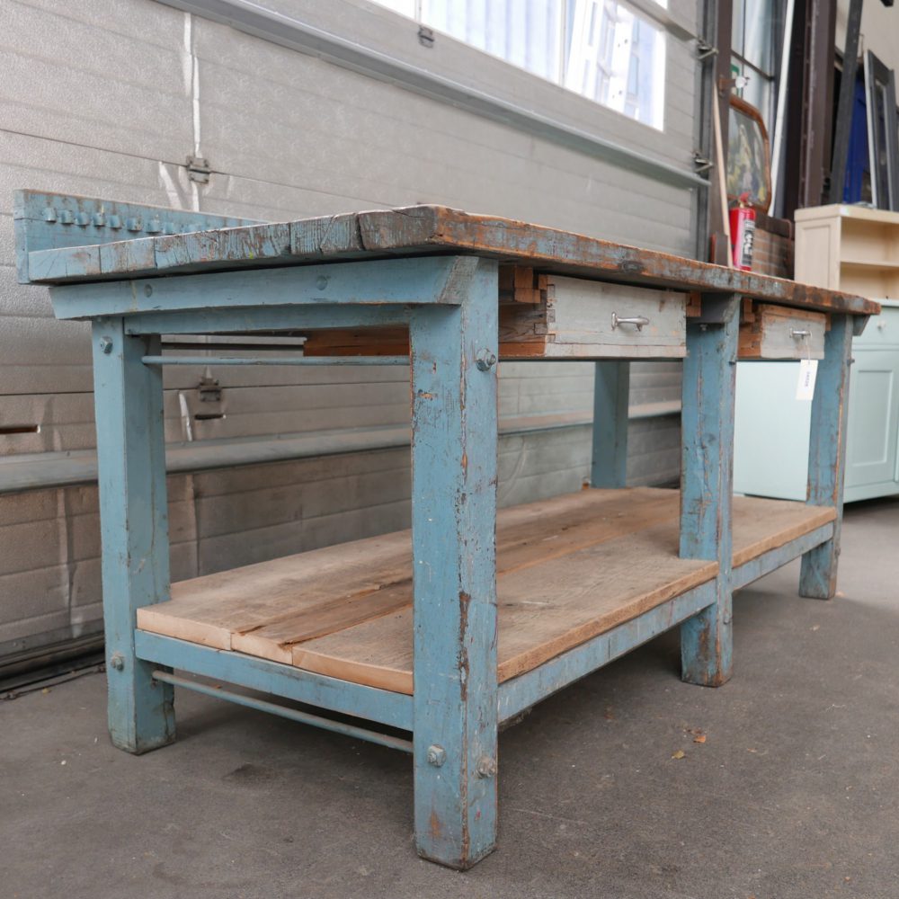 blauwe werktafel werkbank