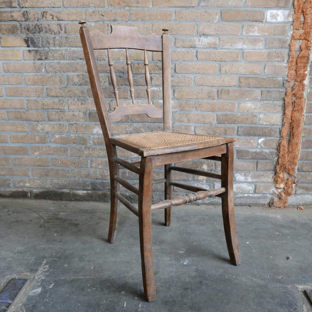 Houten stoel rieten zitting