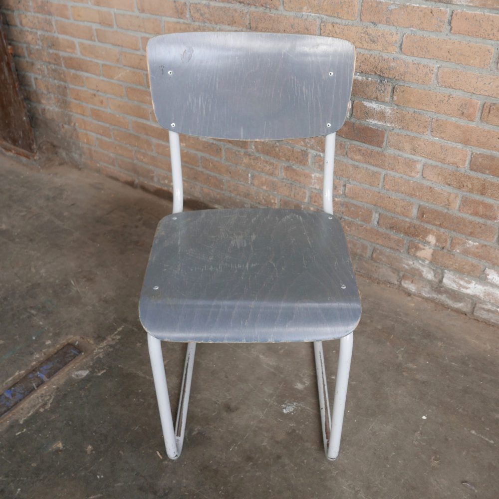 Grijze metalen stoel