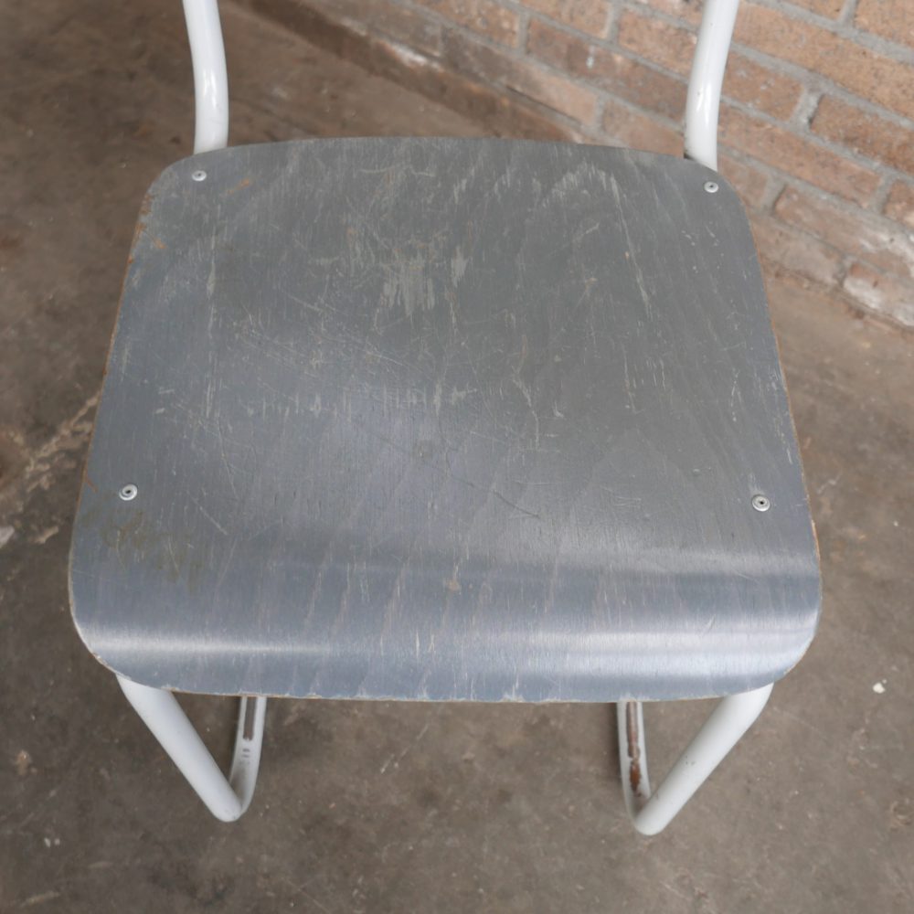 Grijze metalen stoel