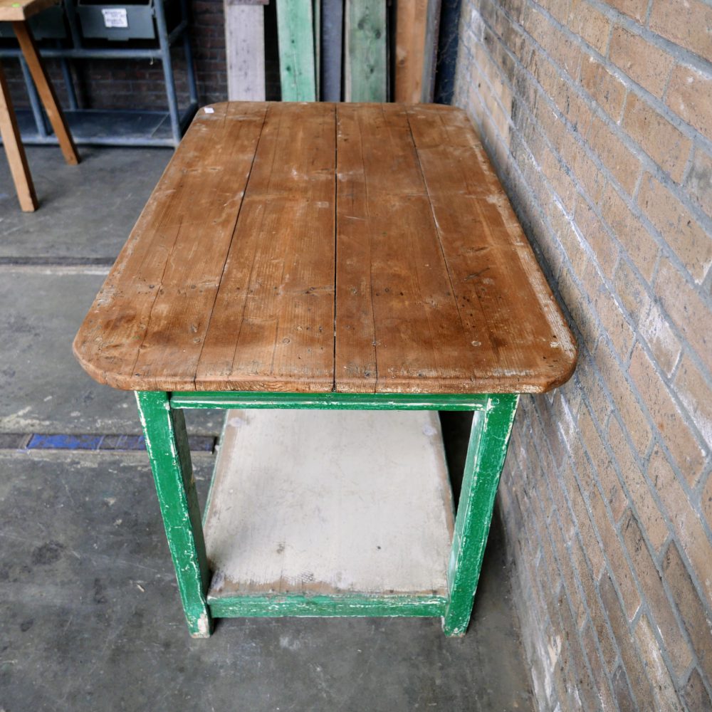 Groene eettafel met onderblad