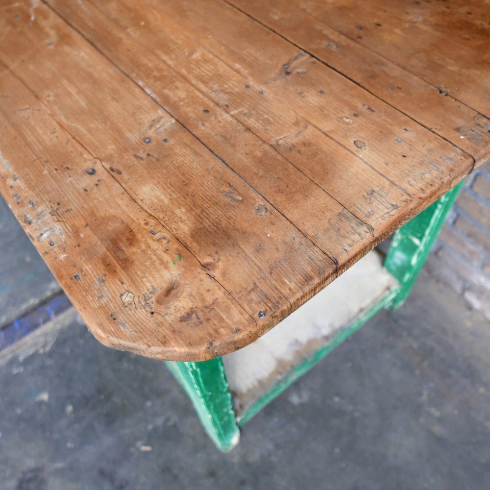 Groene eettafel met onderblad