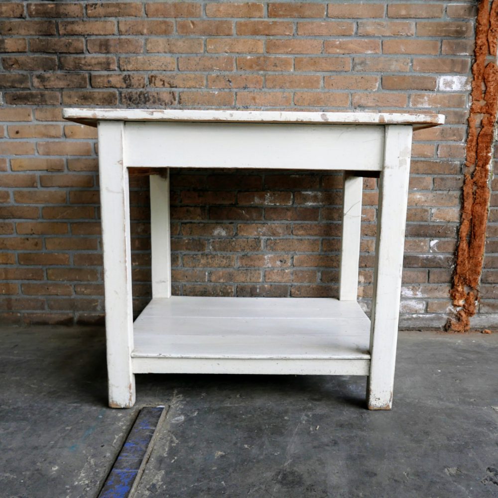 Witte eettafel met onderblad