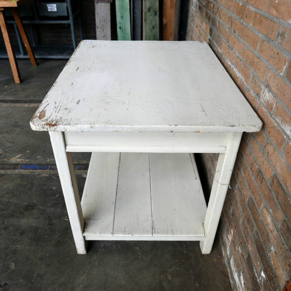 Witte eettafel met onderblad