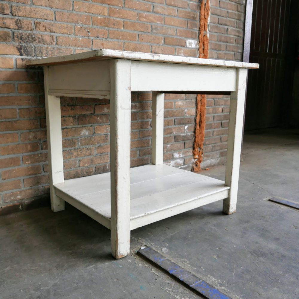 Witte eettafel met onderblad