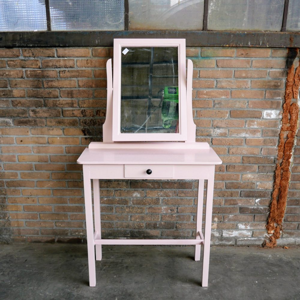 Roze kaptafel met spiegel