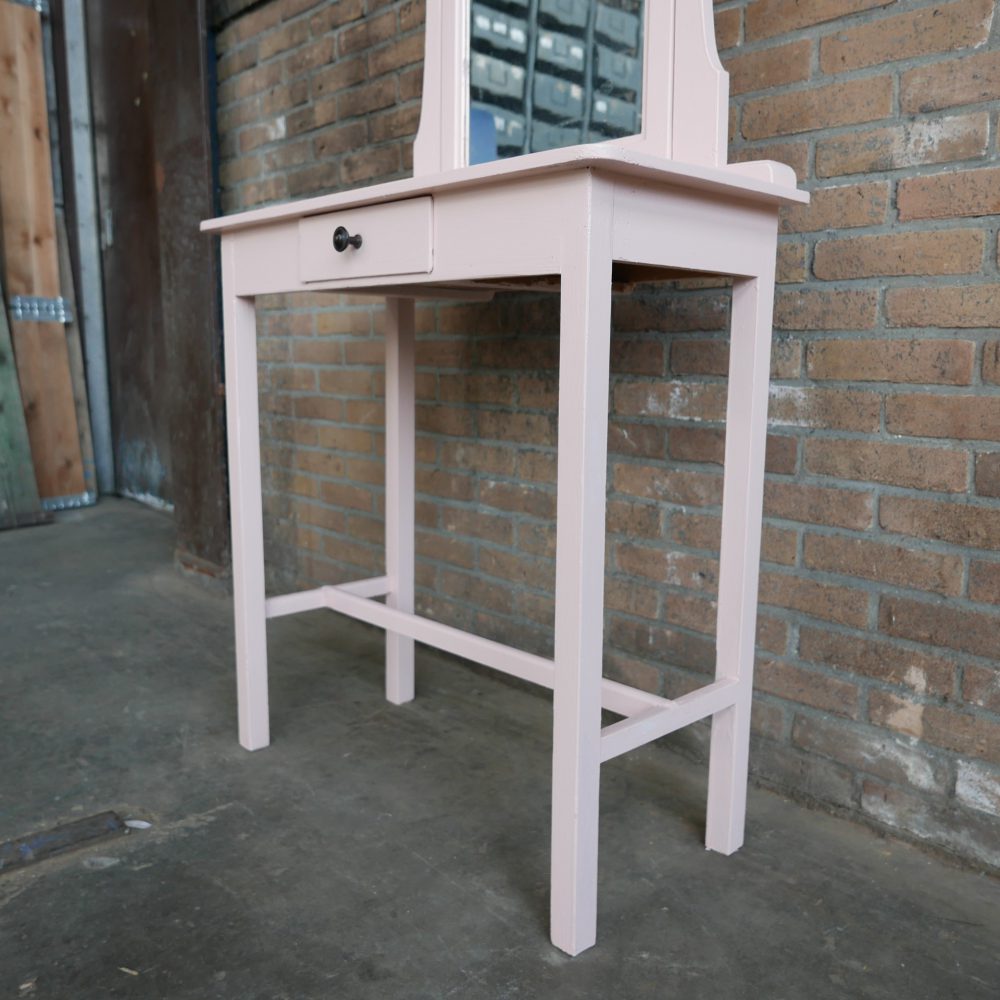 Roze kaptafel met spiegel