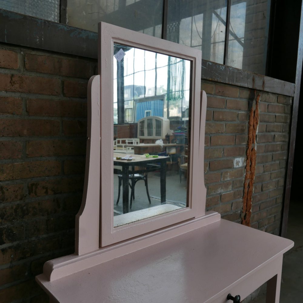 Roze kaptafel met spiegel