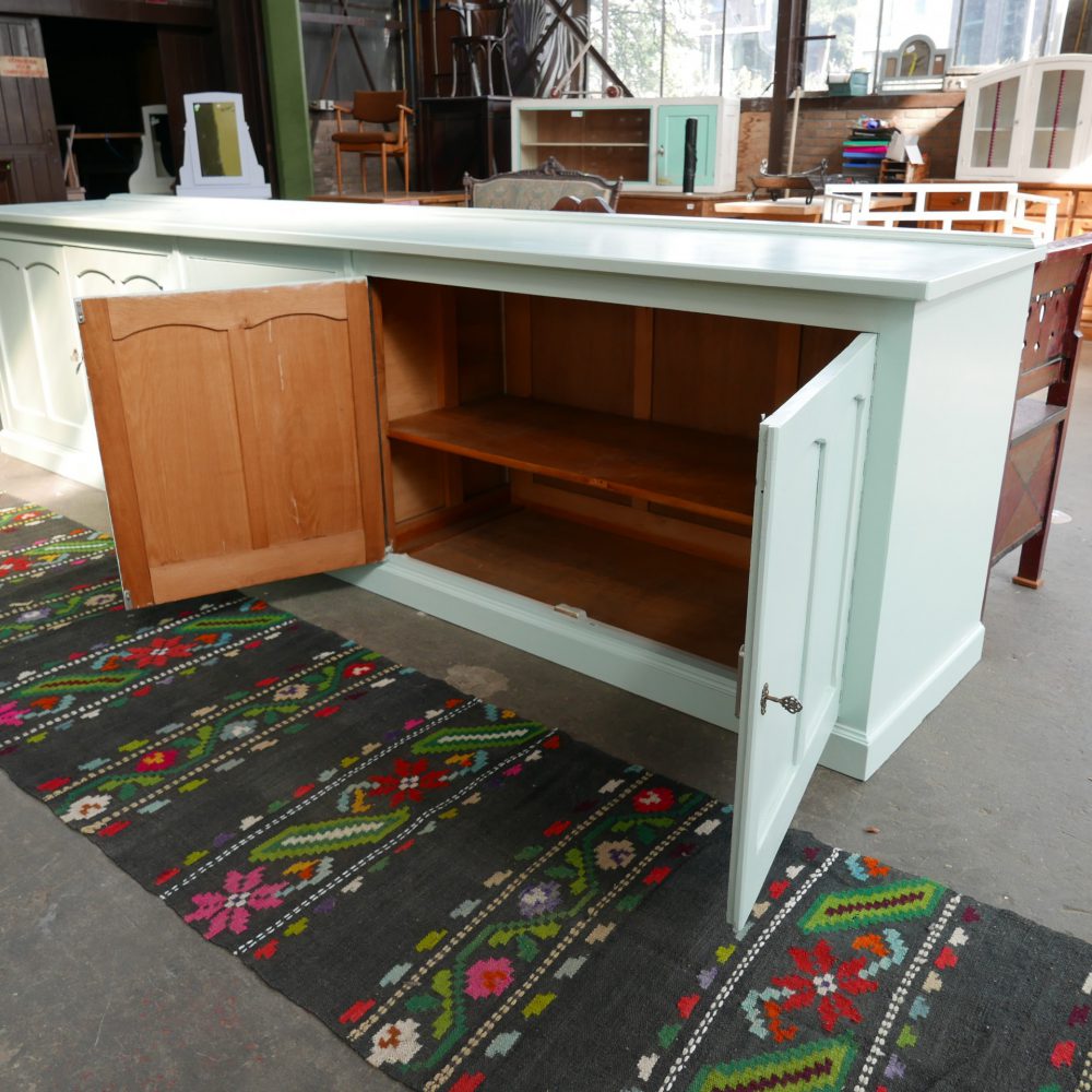 Lichtblauw lang dressoir