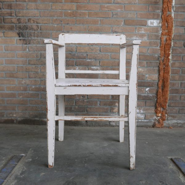 Witte houten stoelen