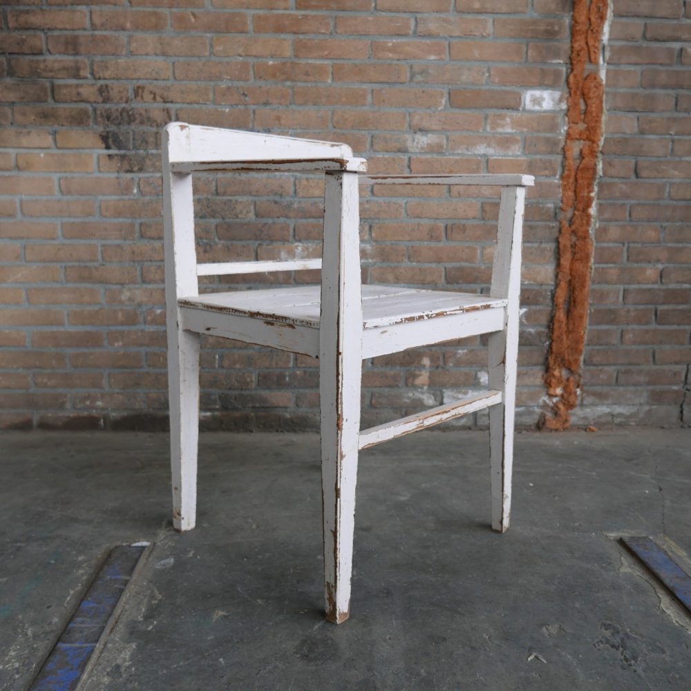 Witte houten stoelen